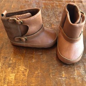 Carter’s 6-9M boots